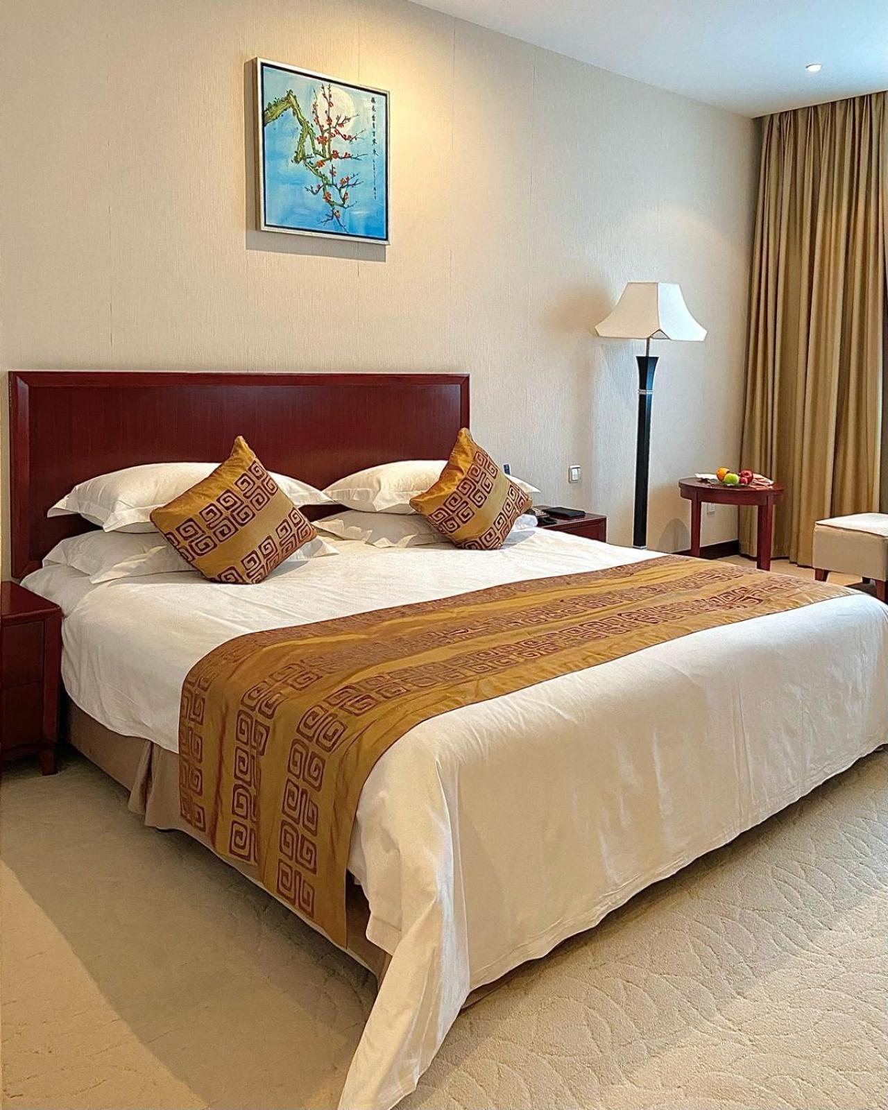 Beijing Palace Soluxe Hotel Astana Esterno foto A bed runner