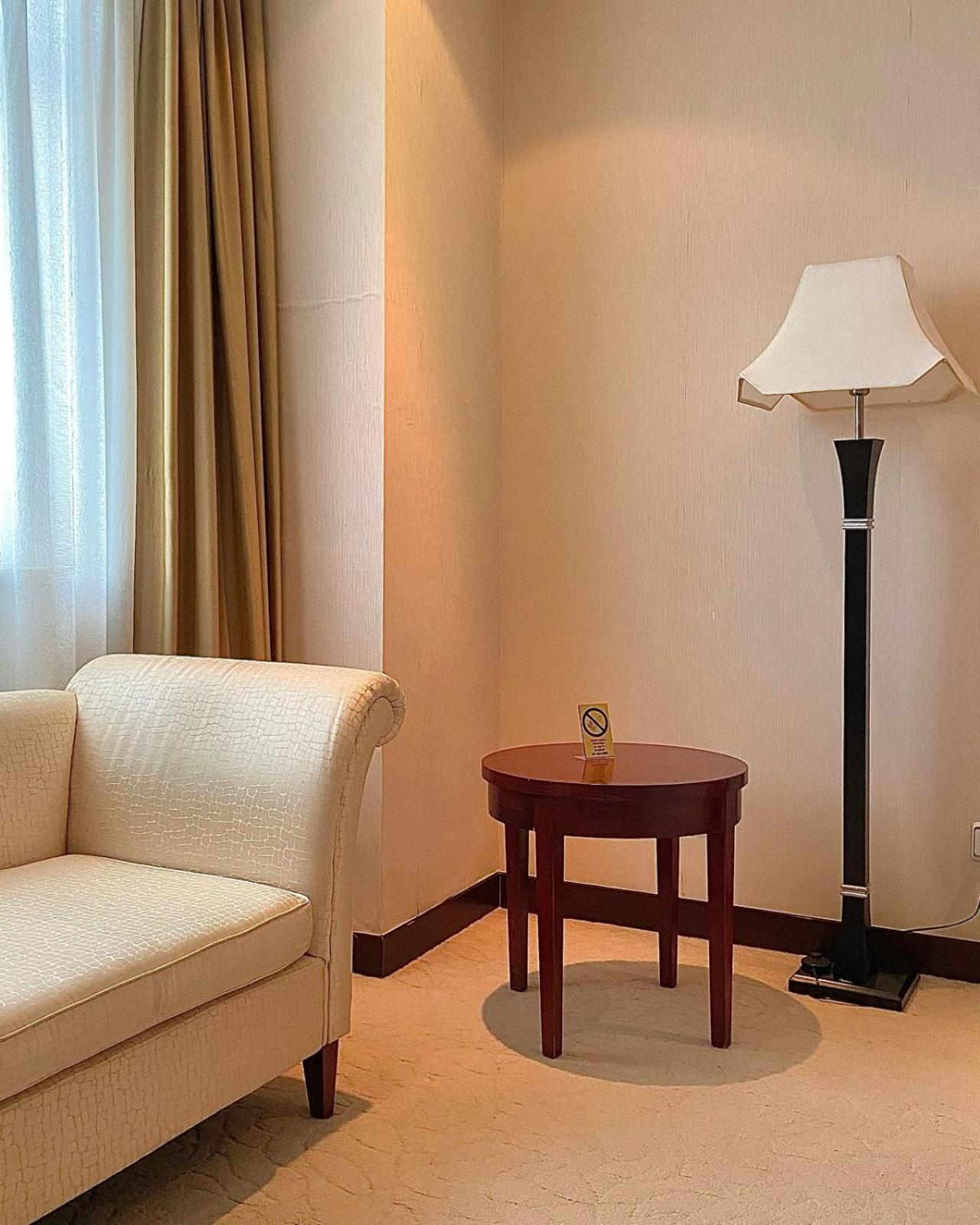 Beijing Palace Soluxe Hotel Astana Esterno foto A floor lamp