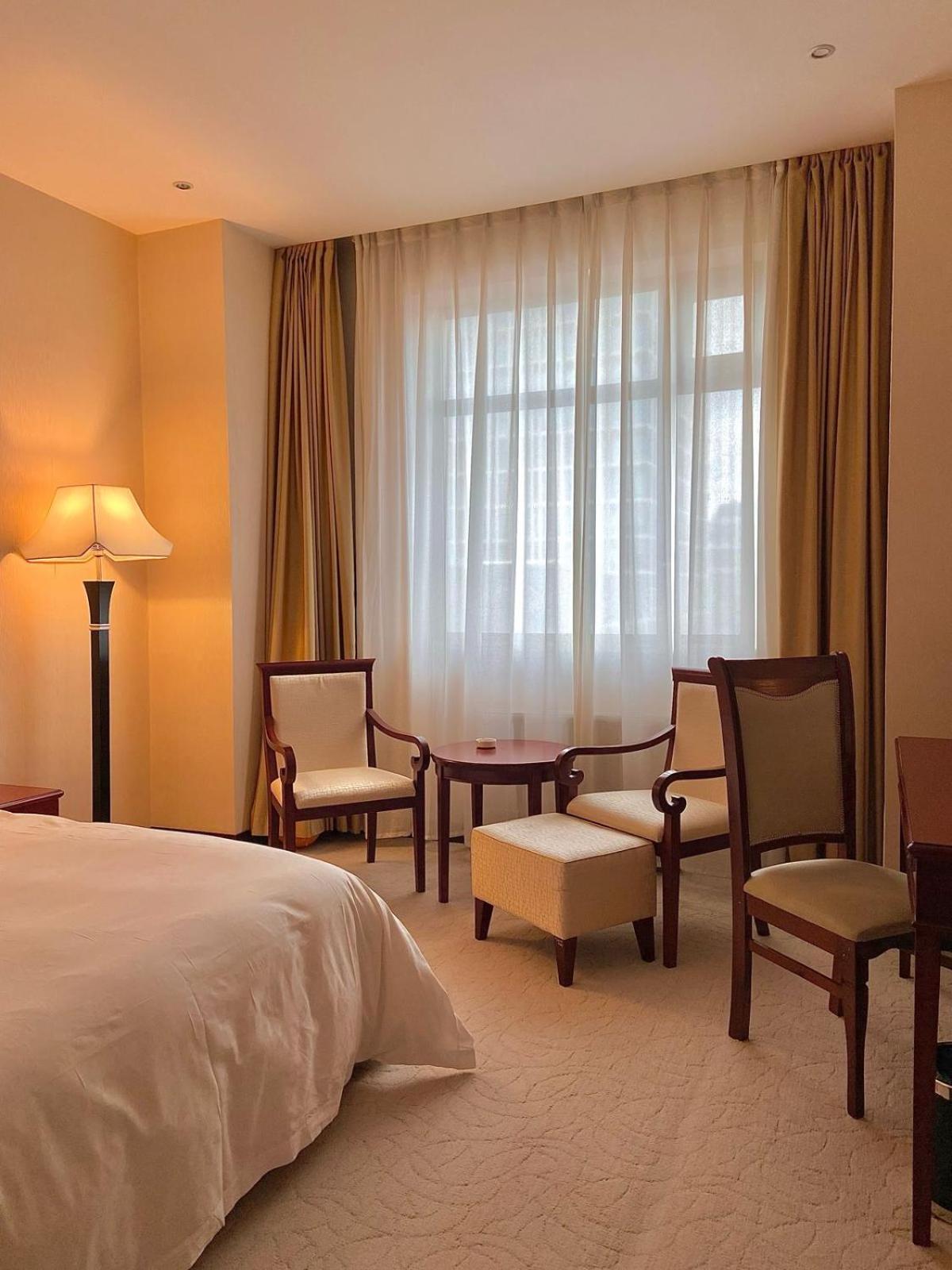 Beijing Palace Soluxe Hotel Astana Esterno foto A room at the hotel