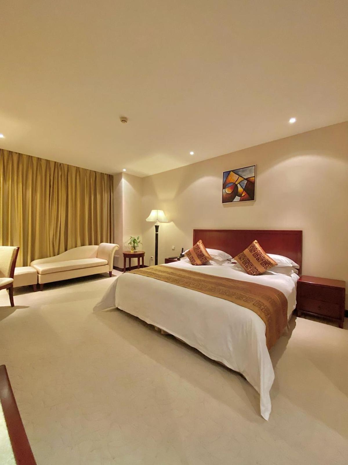 Beijing Palace Soluxe Hotel Astana Esterno foto A bedroom at the hotel