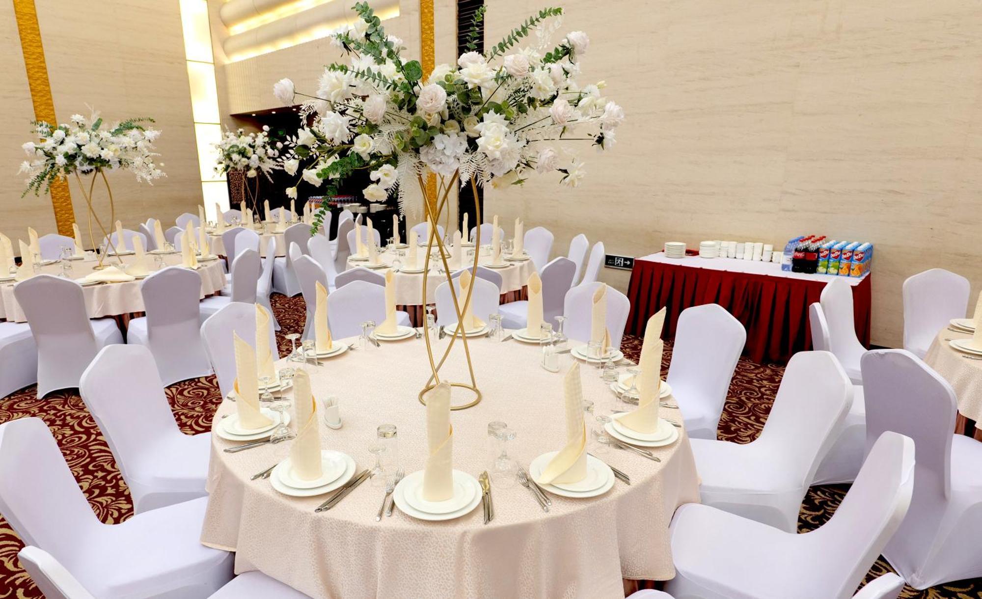 Beijing Palace Soluxe Hotel Astana Esterno foto A table set for a formal dinner