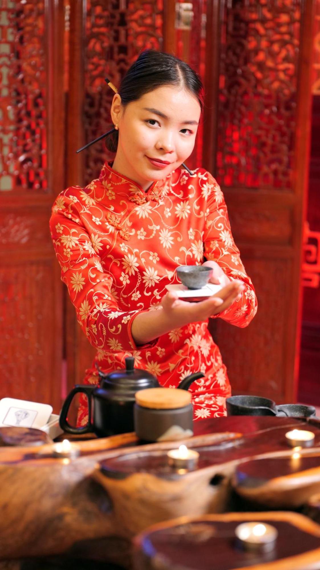 Beijing Palace Soluxe Hotel Astana Esterno foto A woman wearing a qipao