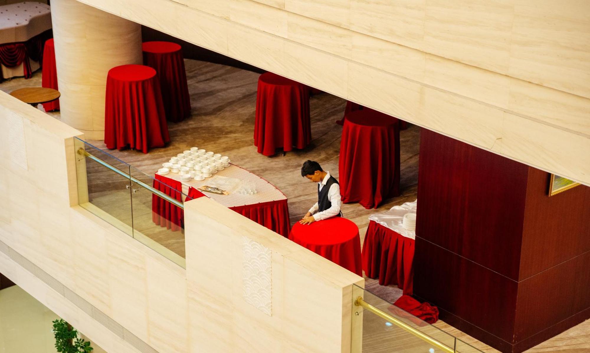 Beijing Palace Soluxe Hotel Astana Esterno foto A hotel staff sets up a cocktail reception