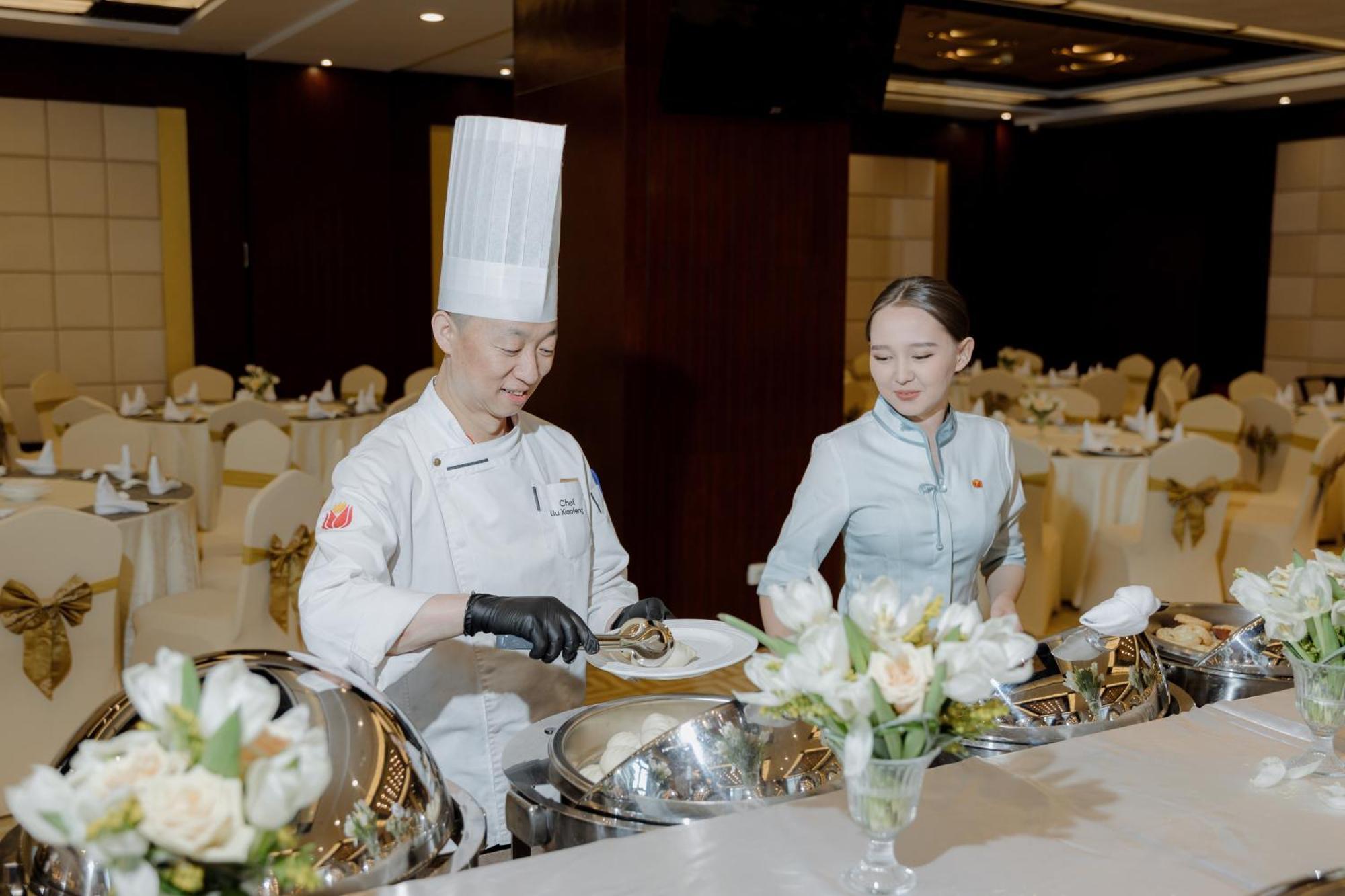 Beijing Palace Soluxe Hotel Astana Esterno foto A buffet at a wedding reception