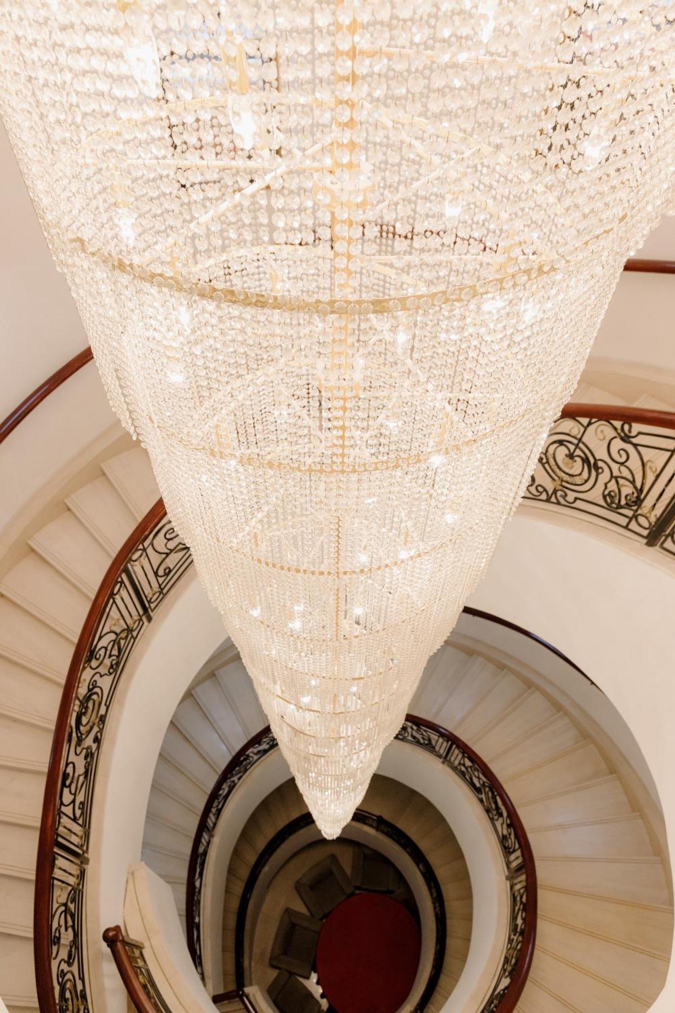 Beijing Palace Soluxe Hotel Astana Esterno foto The staircase and chandelier
