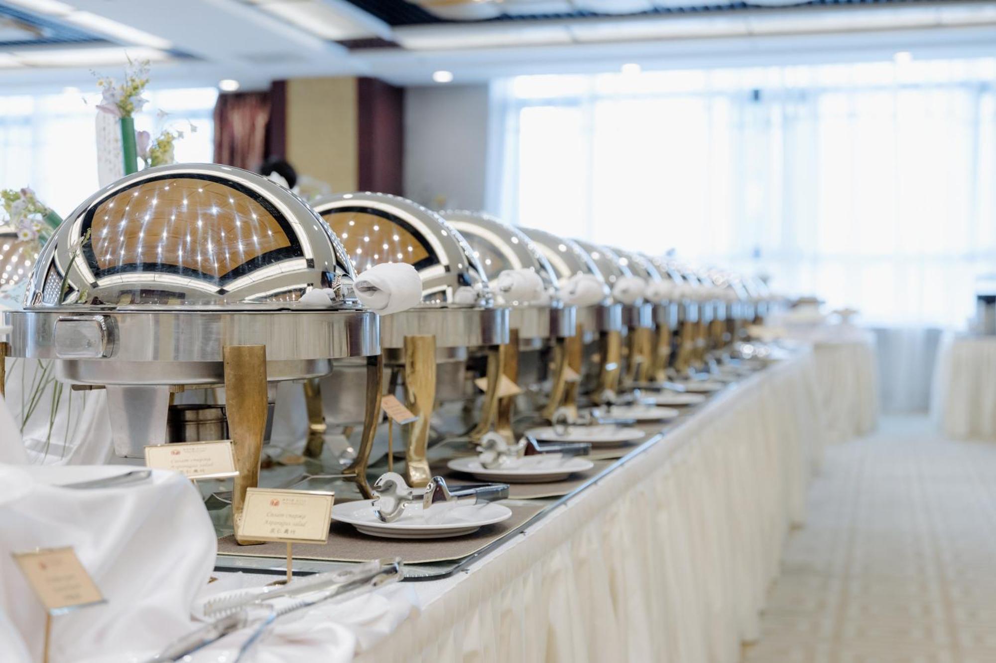 Beijing Palace Soluxe Hotel Astana Esterno foto A row of chafing dishes
