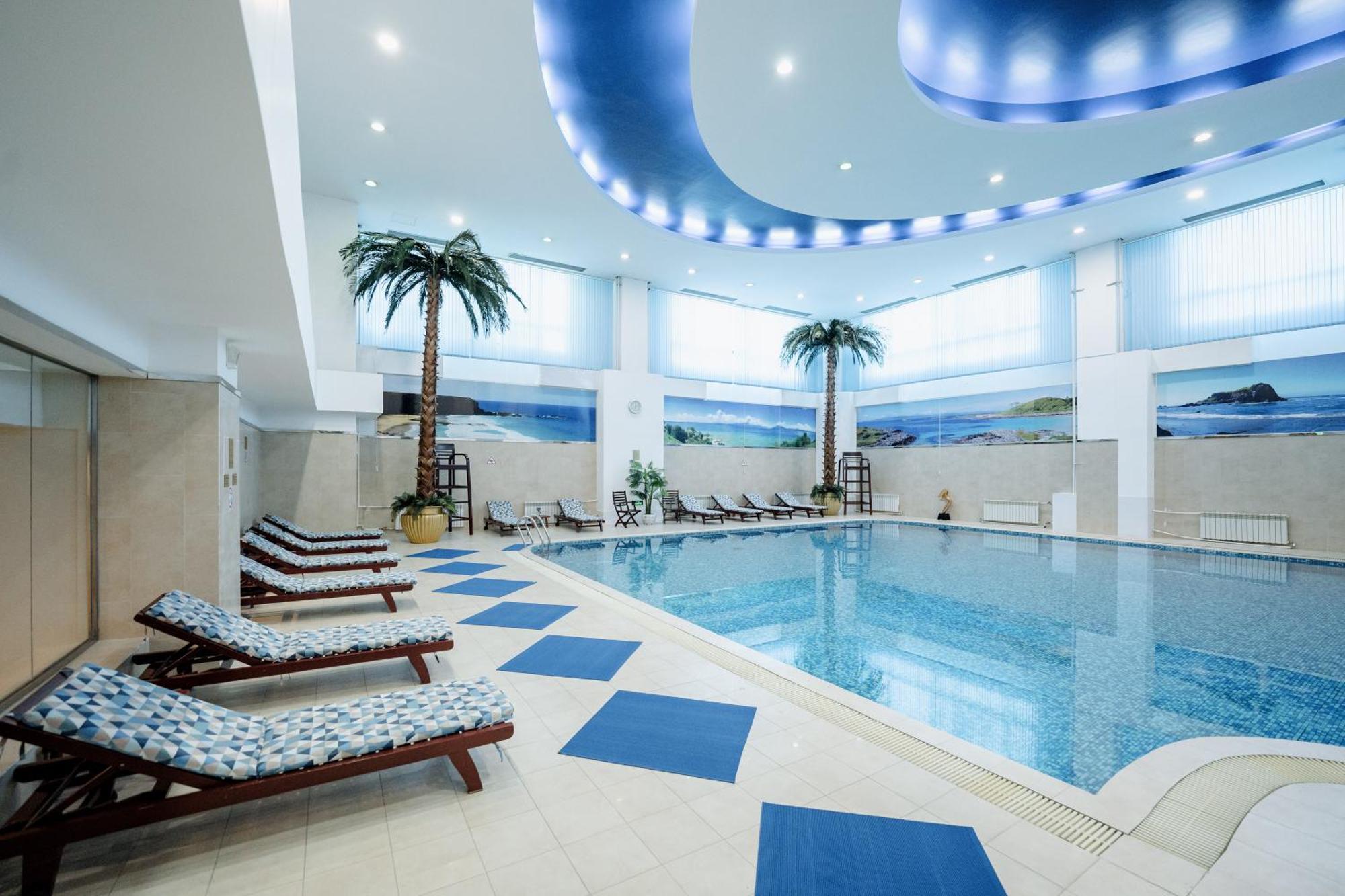 Beijing Palace Soluxe Hotel Astana Esterno foto The swimming pool at the hotel