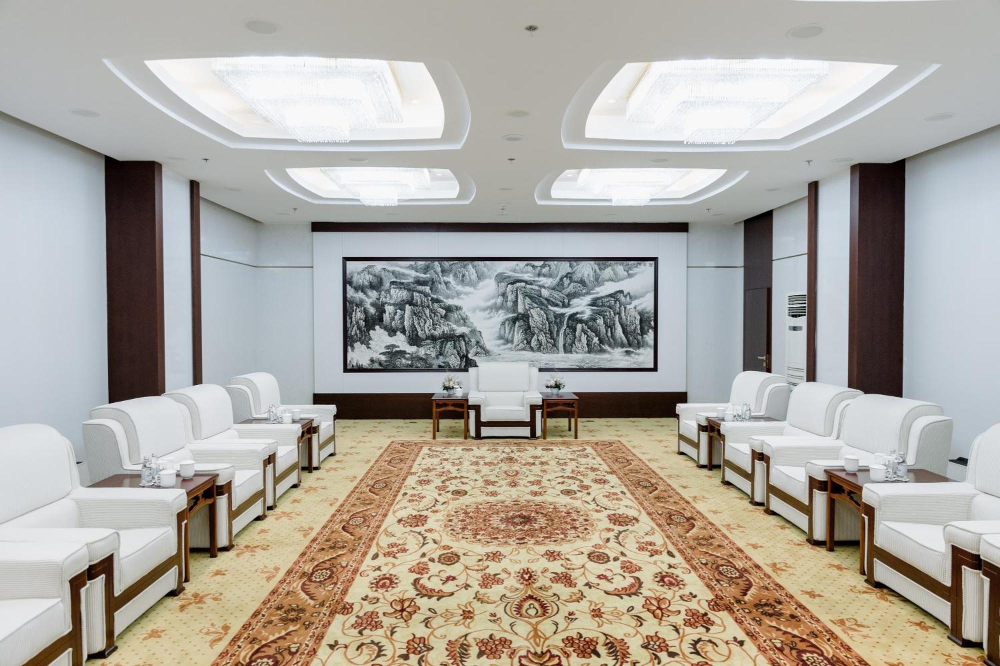 Beijing Palace Soluxe Hotel Astana Esterno foto The waiting room of the airport