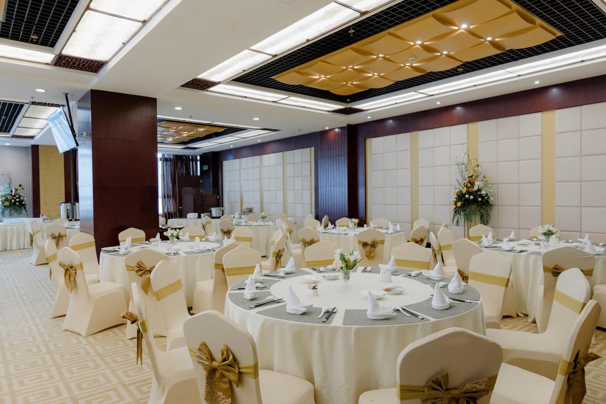 Beijing Palace Soluxe Hotel Astana Esterno foto A banquet hall