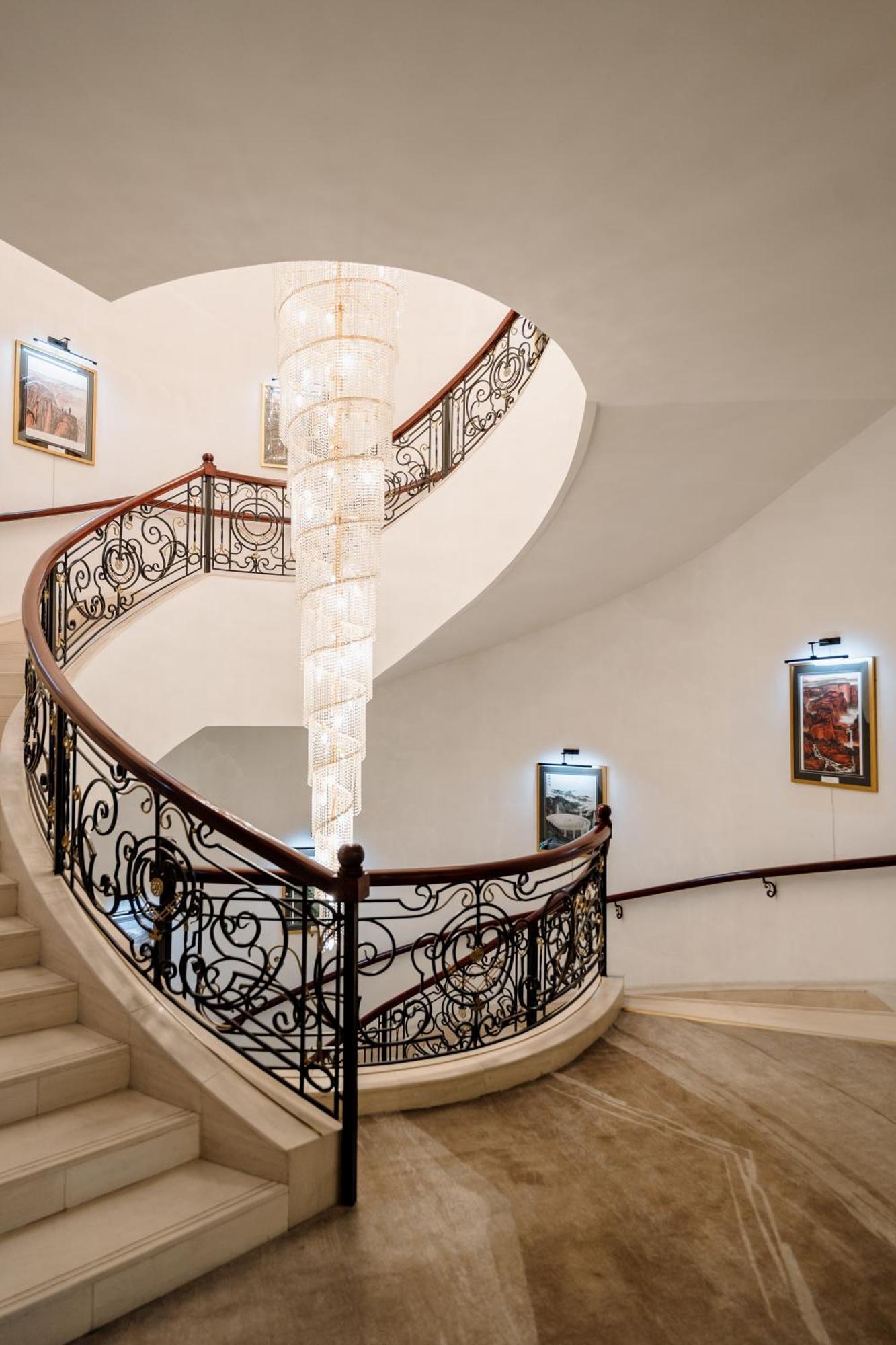 Beijing Palace Soluxe Hotel Astana Esterno foto Staircase