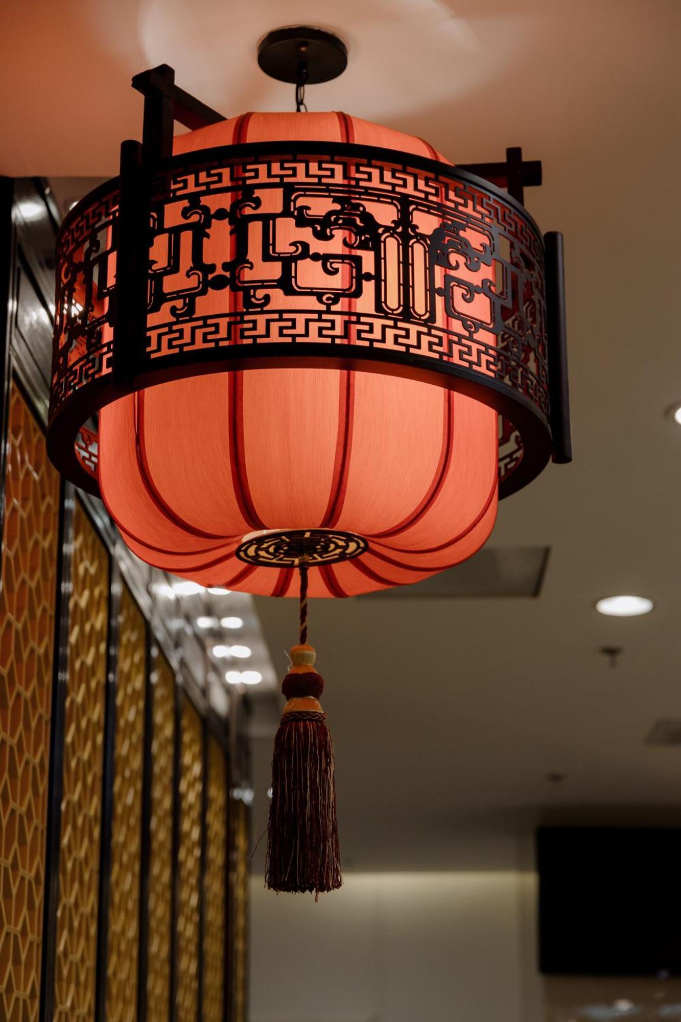 Beijing Palace Soluxe Hotel Astana Esterno foto A Chinese lantern