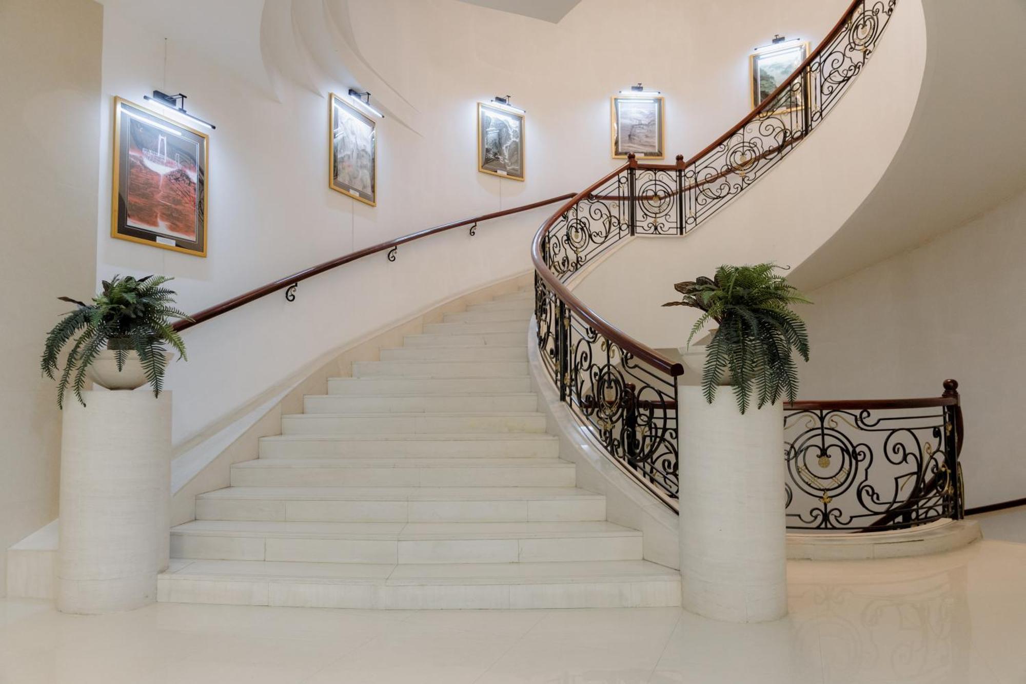Beijing Palace Soluxe Hotel Astana Esterno foto Staircase